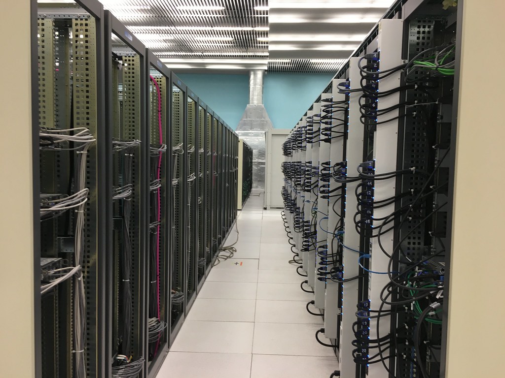 dysk zewnętrzny, chmura i laptop